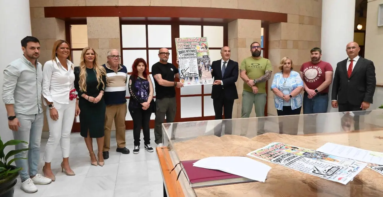 Presentaci&oacute;n oficial del CamaRock Fest en Algeciras junto a organizadores y representantes municipales.