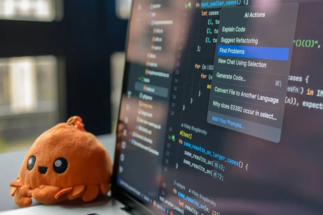 Un trabajador utiliza herramientas digitales e inteligencia artificial en un entorno profesional