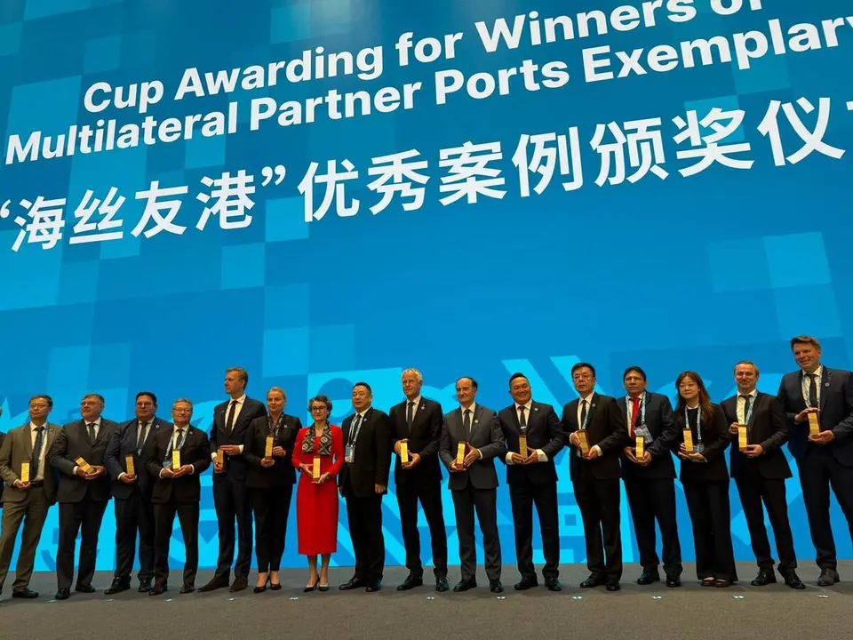 Representantes portuarios internacionales durante la entrega de reconocimientos en el Foro Ruta de la Seda celebrado en Ningbo