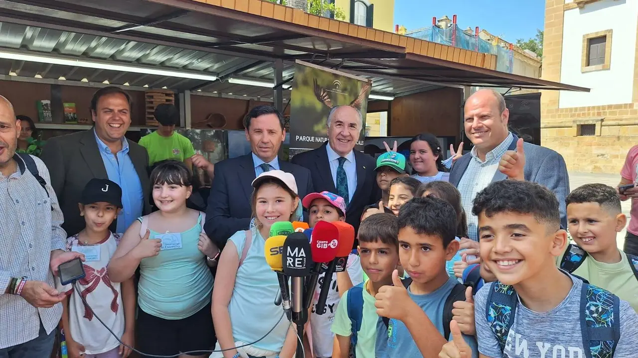 Autoridades y escolares durante la inauguraci&oacute;n de la Feria de los Parques Naturales en la Plaza Alta
