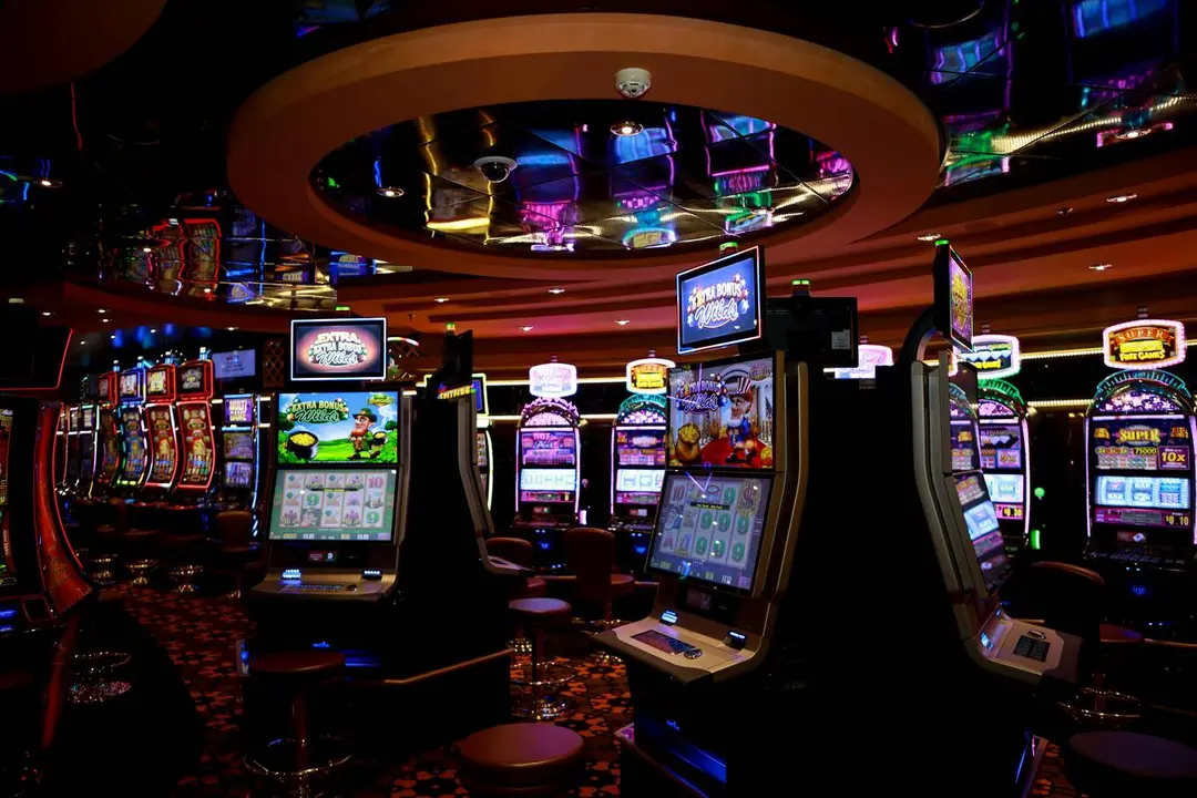 M&aacute;quinas recreativas y zona de juego en un casino en una imagen de archivo