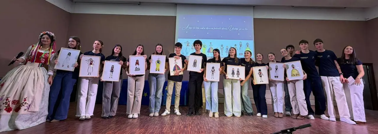 Alumnado del IES Baelo Claudia durante la presentaci&oacute;n del proyecto &ldquo;Eurohilo&rdquo; tras ganar el certamen JACE 2026