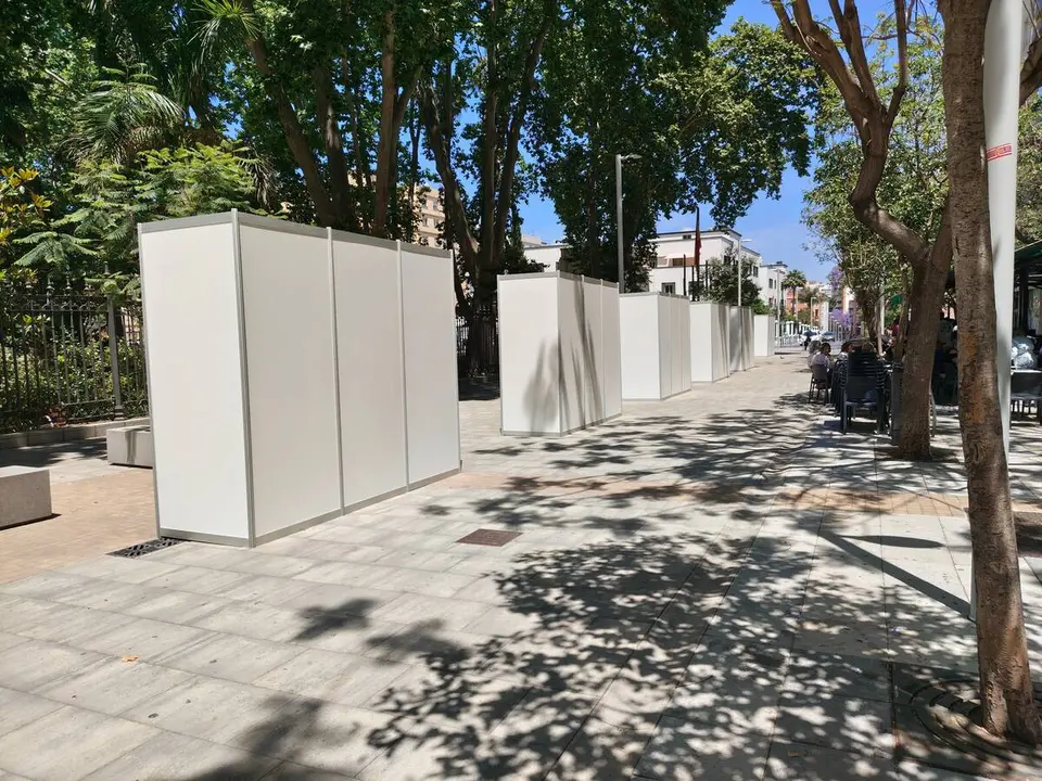 Instalaci&oacute;n de los quioscos de &ldquo;Crealia Algeciras&rdquo; en la avenida Capit&aacute;n Onta&ntilde;&oacute;n - FOTO: FJ Ben&iacute;tez
