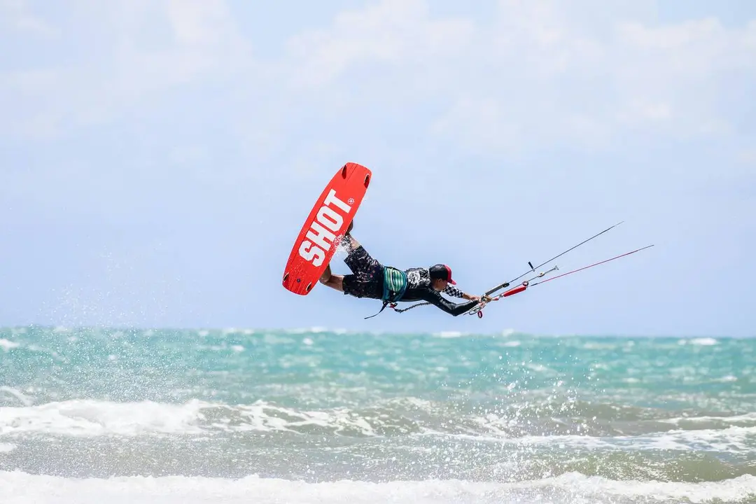 Un kitesurfista realiza una maniobra durante una jornada deportiva
