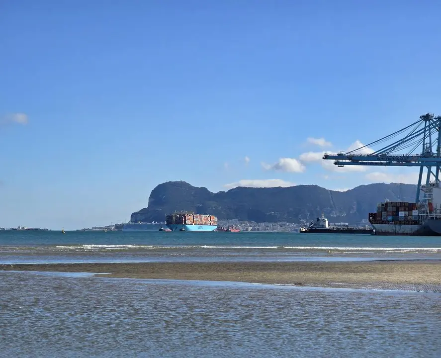 Vista de la Bah&iacute;a de Algeciras y la playa de El Rinconcillo durante una jornada de estabilidad mar&iacute;tima