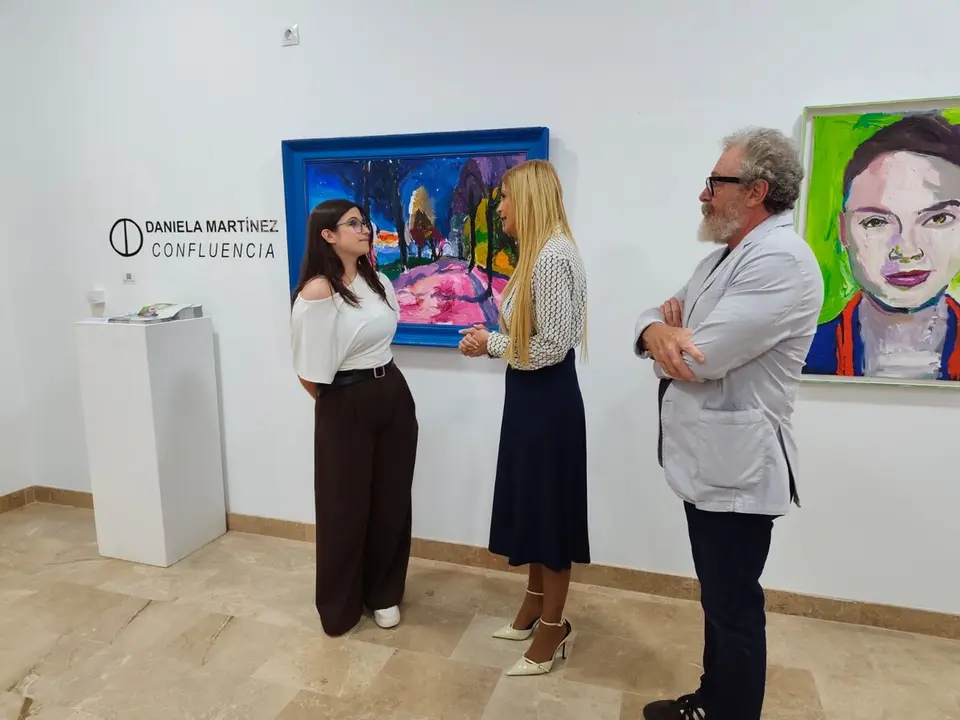 Daniela Mart&iacute;nez conversa con Sabina Quiles durante la inauguraci&oacute;n de la exposici&oacute;n &ldquo;Confluencia&rdquo;