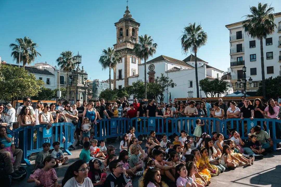 La Plaza Alta se llena de familias con el musical de &ldquo;La Bella y la Bestia&rdquo; en la Feria de los Parques Naturales_03_FOTO FJ BEN&Iacute;TEZ