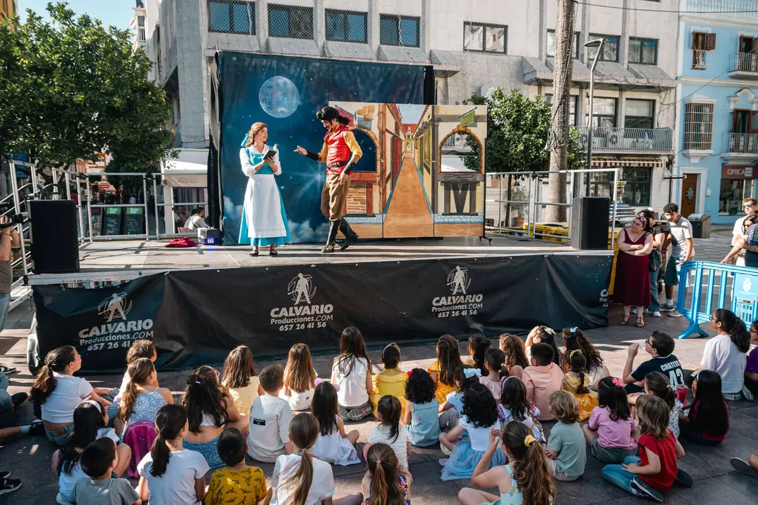 La Plaza Alta se llena de familias con el musical de &ldquo;La Bella y la Bestia&rdquo; en la Feria de los Parques Naturales_07_FOTO FJ BEN&Iacute;TEZ