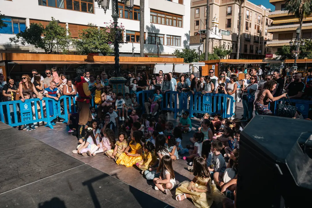 La Plaza Alta se llena de familias con el musical de &ldquo;La Bella y la Bestia&rdquo; en la Feria de los Parques Naturales_09_FOTO FJ BEN&Iacute;TEZ