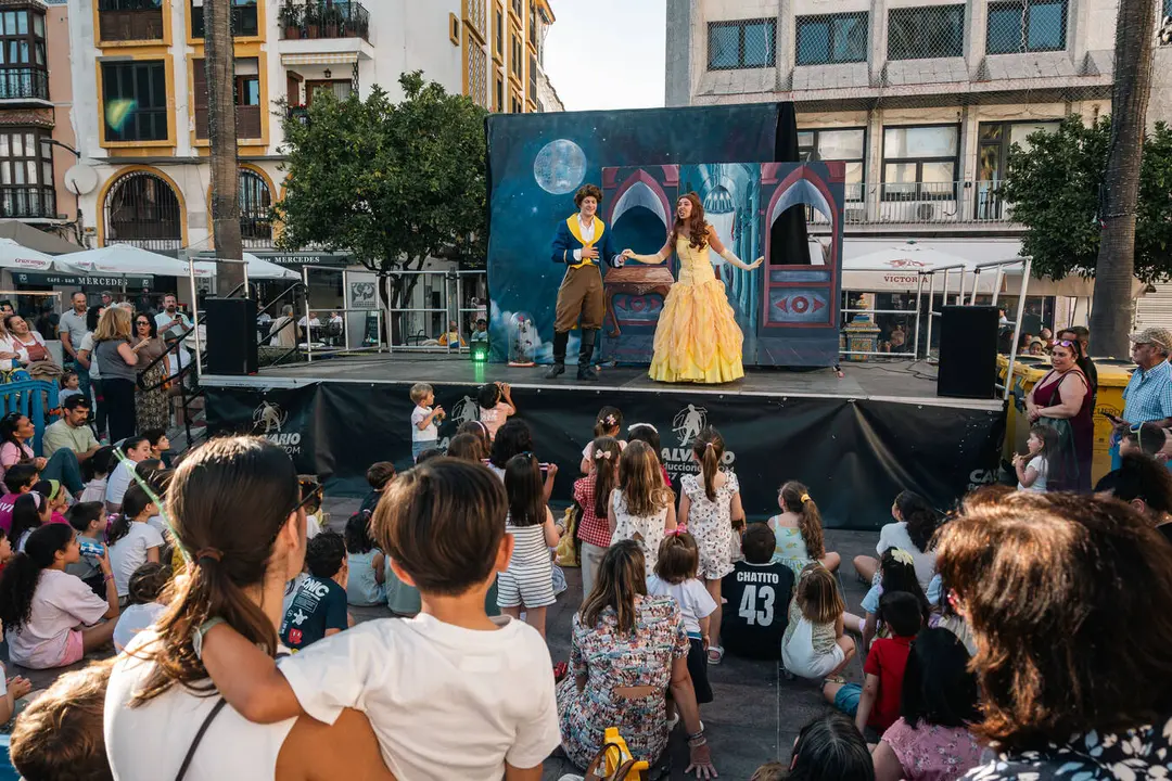 La Plaza Alta se llena de familias con el musical de &ldquo;La Bella y la Bestia&rdquo; en la Feria de los Parques Naturales_41_FOTO FJ BEN&Iacute;TEZ