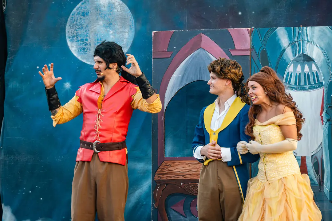 La Plaza Alta se llena de familias con el musical de &ldquo;La Bella y la Bestia&rdquo; en la Feria de los Parques Naturales_43_FOTO FJ BEN&Iacute;TEZ