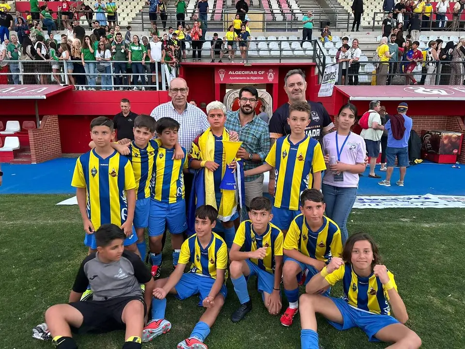 Jorge Juli&aacute; junto a jugadores participantes en la Copa Primavera Danadri 2026 en el Nuevo Mirador