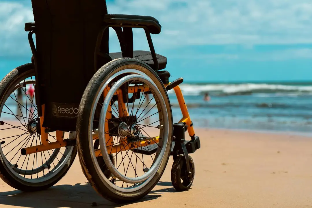 La nueva zona de ba&ntilde;o adaptado de Poniente contar&aacute; con equipamiento anfibio y recursos accesibles para facilitar el acceso al mar a personas con movilidad reducida