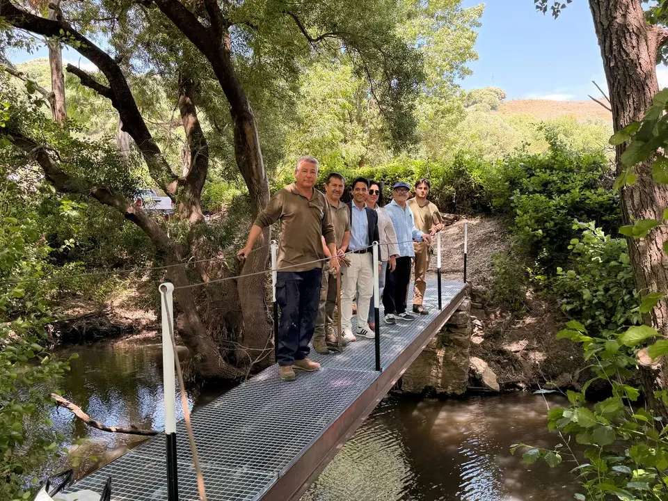 Representantes municipales durante la visita al rehabilitado Pont&oacute;n de Caramelo sobre el r&iacute;o Palmones