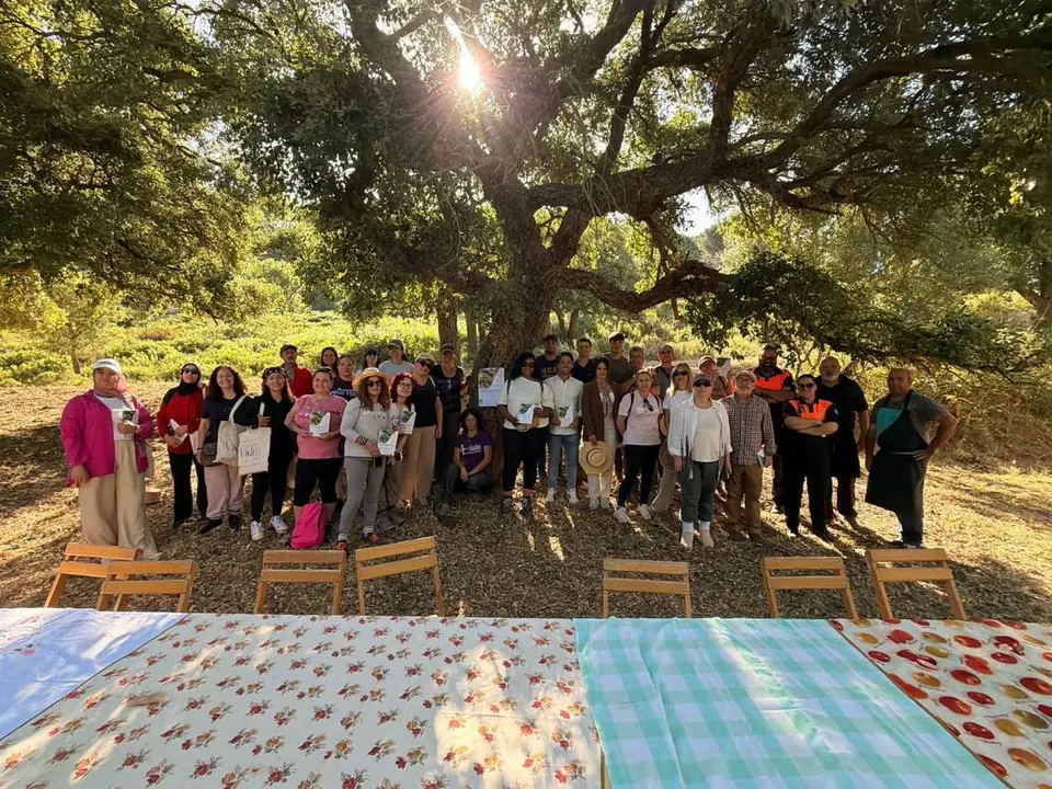 Participantes de las jornadas de Transici&oacute;n Ecol&oacute;gica Total durante una de las actividades celebradas en La Teja y Cucarrete.