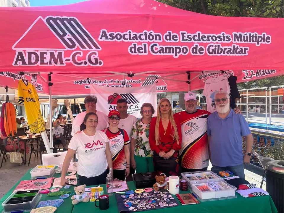 Integrantes de ADEM-CG junto a representantes municipales durante la jornada informativa celebrada en la Plaza Alta