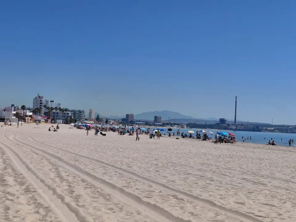 Imagen de la playa de El Rinconcillo durante la jornada previa al inicio oficial de la temporada estival.