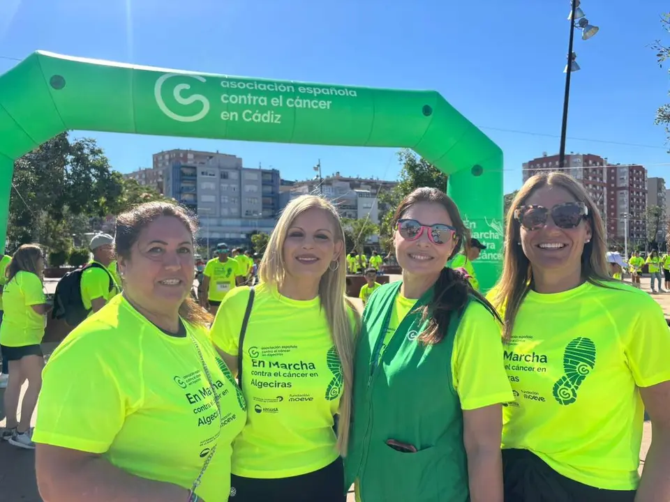 Participantes y representantes institucionales durante la salida de la V Marcha contra el C&aacute;ncer celebrada en Algeciras