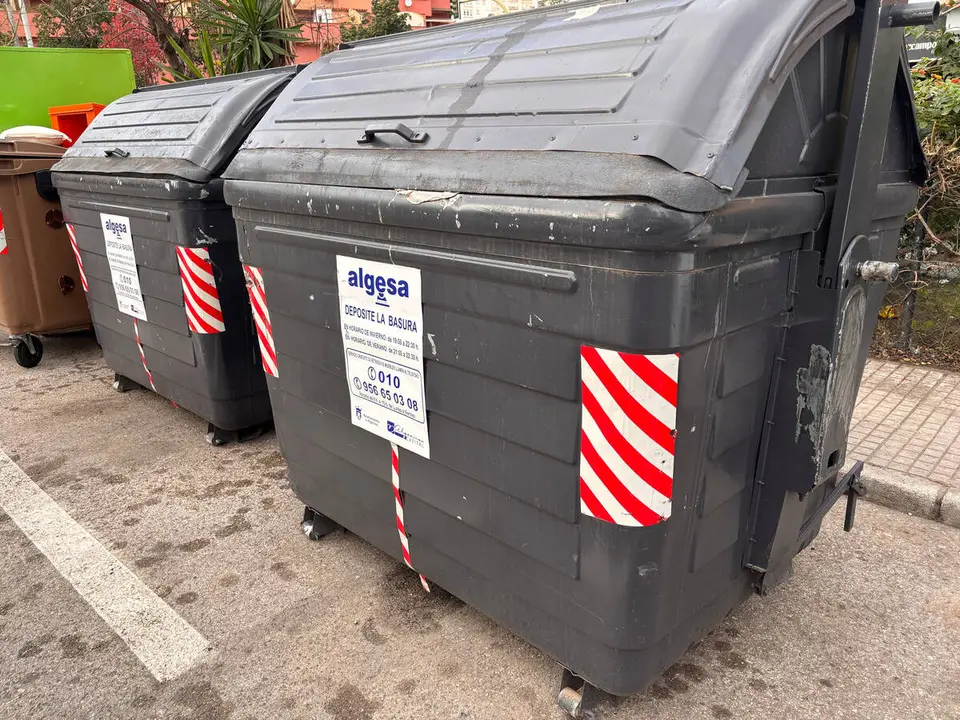 Contenedores de residuos en una calle de Algeciras en una imagen de archivo