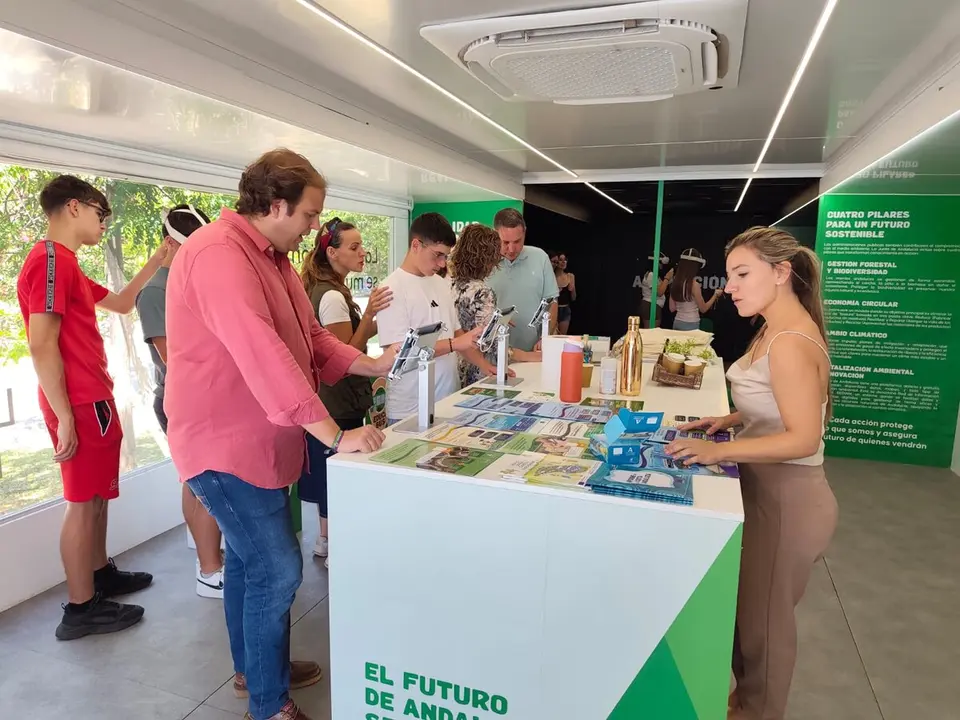 Escolares y visitantes participan en las actividades educativas del Educa Bus durante su estancia en Algeciras