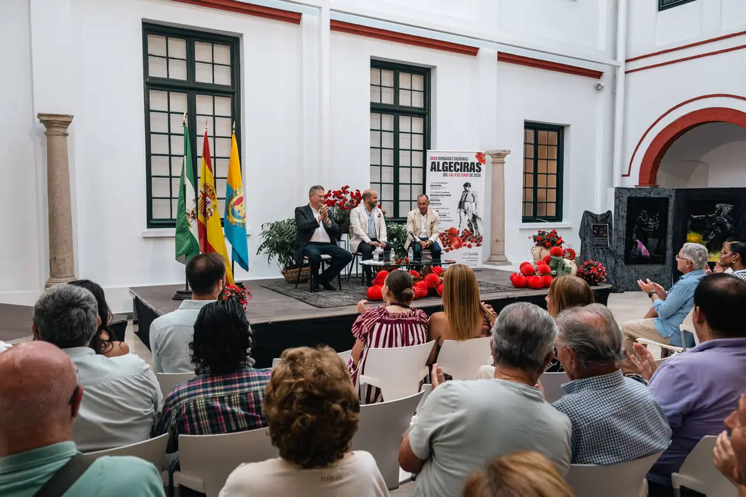 Pep&iacute;n Liria y Jos&eacute; Luis L&oacute;pez Gu&iacute;o durante la tercera sesi&oacute;n de las XXXIX Jornadas Taurinas Ciudad de Algeciras - FOTO: FJ Ben&iacute;tez