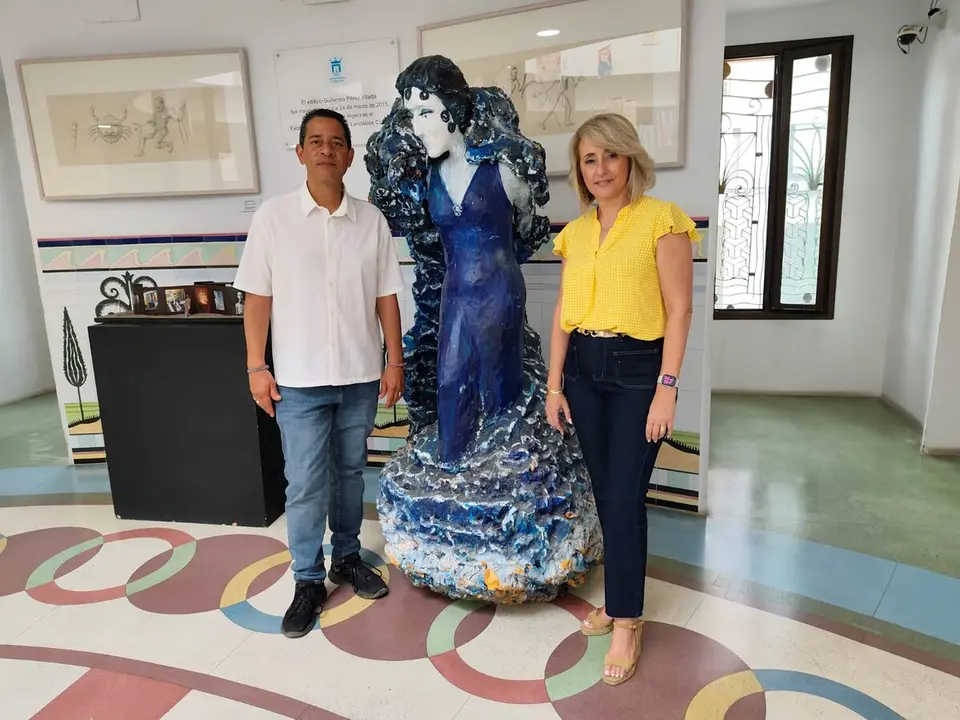 Representantes municipales y de la Sociedad del Cante Grande durante la preparaci&oacute;n de la pr&oacute;xima Palma de Plata.