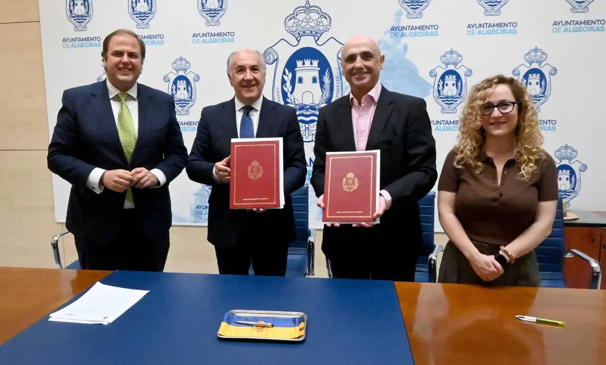 Representantes municipales y de Fundaci&oacute;n Moeve durante la firma del convenio para la recuperaci&oacute;n de la Huerta de las Pilas