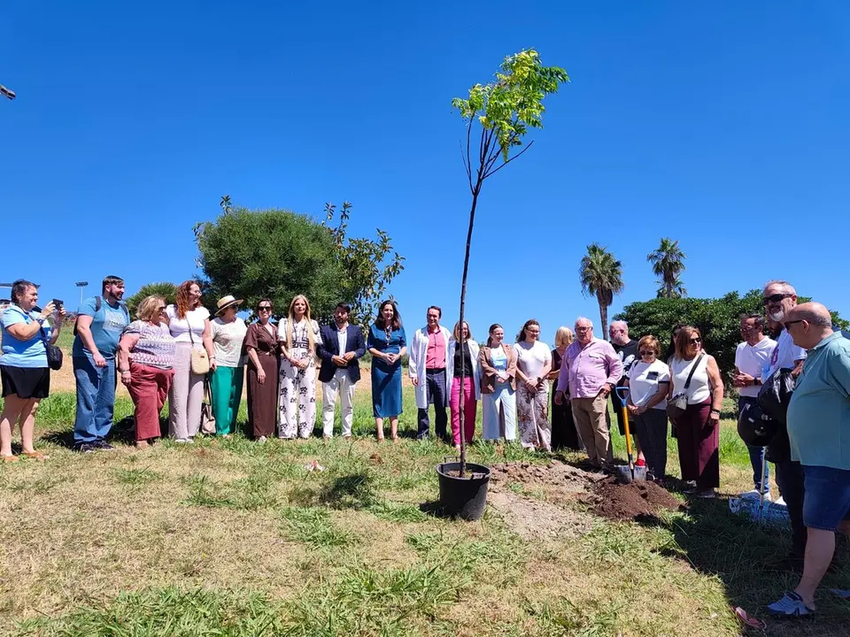 Participantes en el acto de plantaci&oacute;n del nuevo &aacute;rbol conmemorativo en el Parque de la Vida de Algeciras