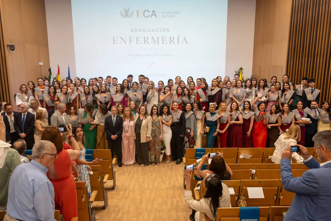Foto de familia de los alumnos graduados de la promoci&oacute;n 2022-2026 de la Facultad de Enfermer&iacute;a de Algeciras - FOTO: FJ Ben&iacute;tez