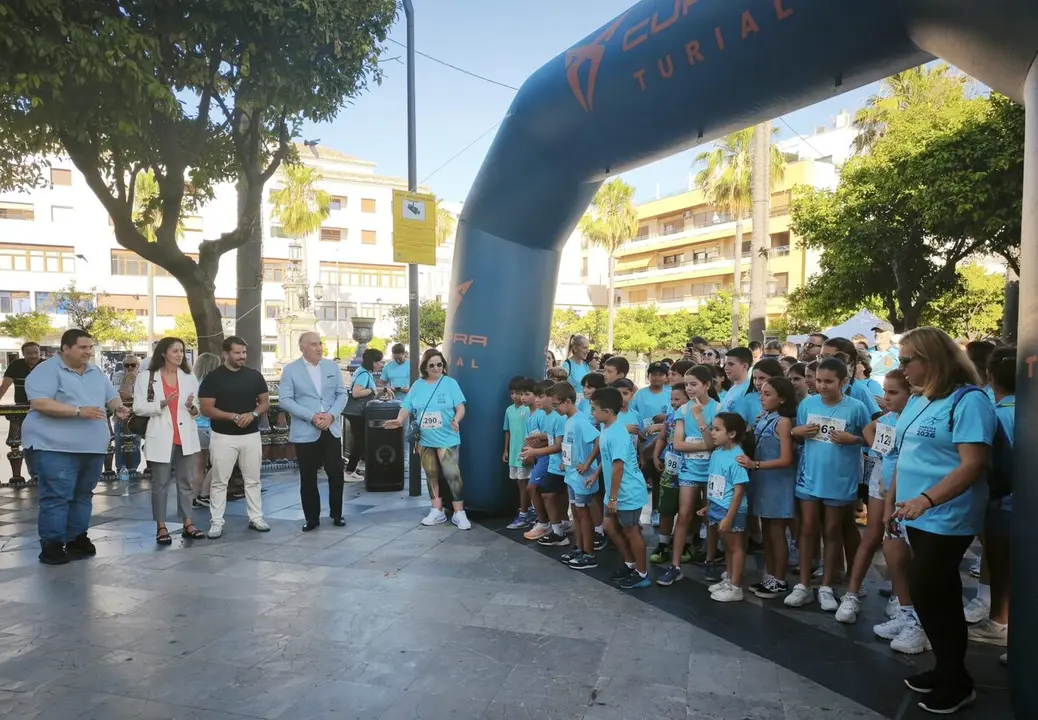 Participantes en la II Marcha Solidaria del Colegio La Inmaculada durante su salida desde la Plaza Alta de Algeciras