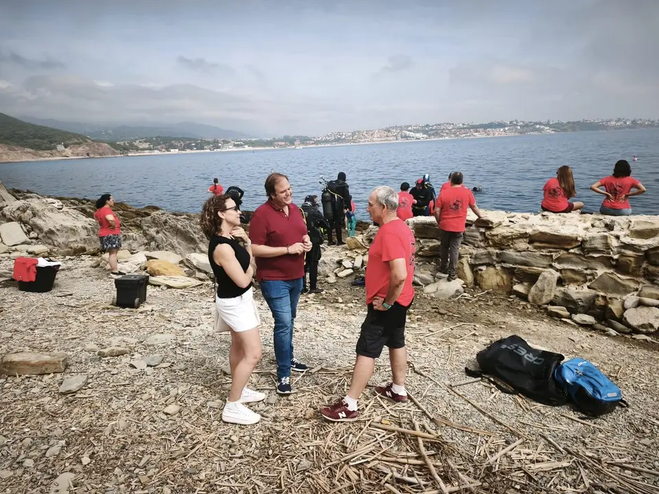 Integrantes del Club de Buceo CIES durante la jornada de limpieza de fondos marinos desarrollada en La Ballenera