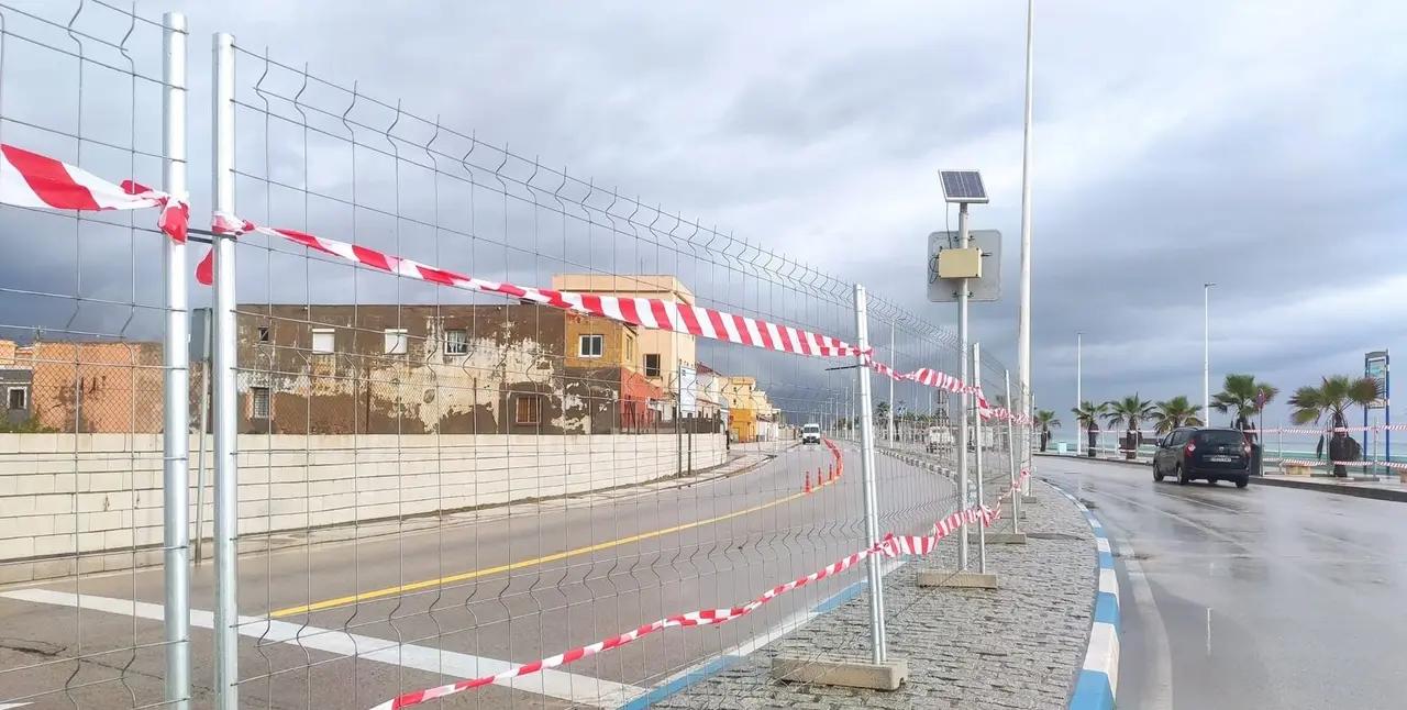 Imagen de la playa de Levante, que permanece cerrada al ba&ntilde;o a la espera de nuevos resultados sobre la calidad de sus aguas
