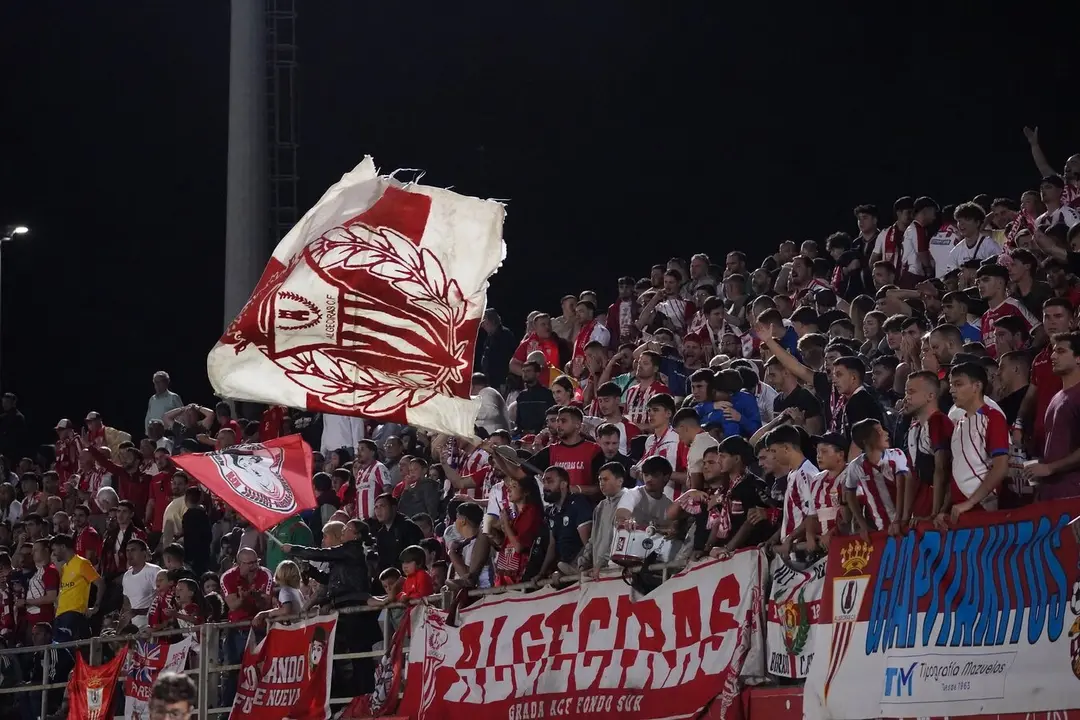 Aficionados del Algeciras CF animan al equipo desde el Fondo Sur del Nuevo Mirador durante un encuentro de la pasada temporada