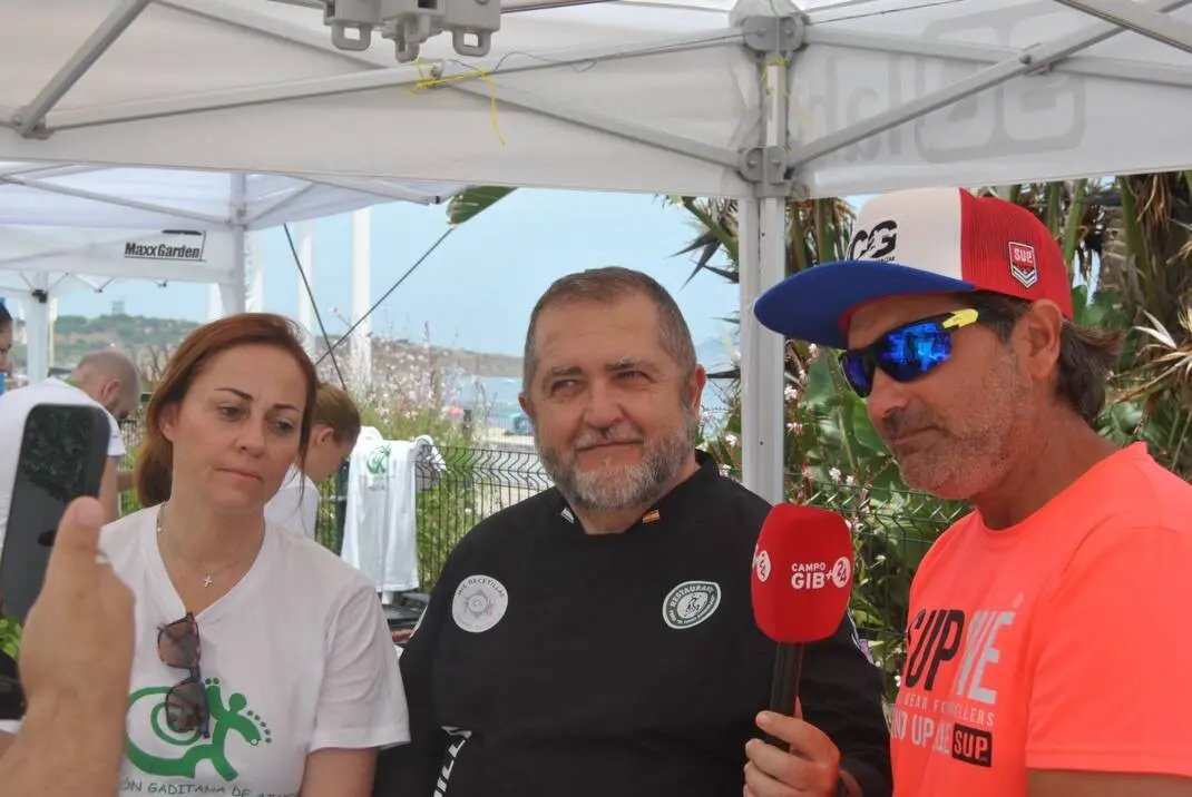 Participantes y visitantes disfrutan de las actividades del Outlet Surfero Solidario en la playa de Getares - FOTO: Fernando Estudillo (Ferestu)