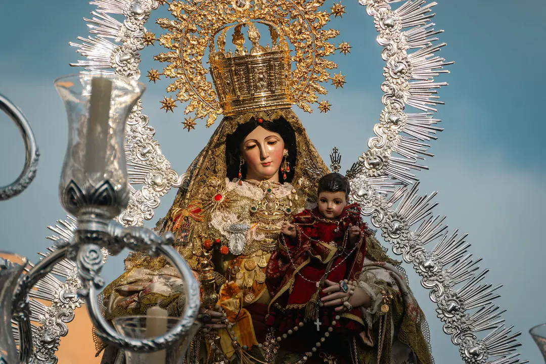 Santa Mar&iacute;a del Saladillo durante su traslado extraordinario a la Iglesia de La Palma para participar en el Corpus Christi - FOTO: FJ Ben&iacute;tez
