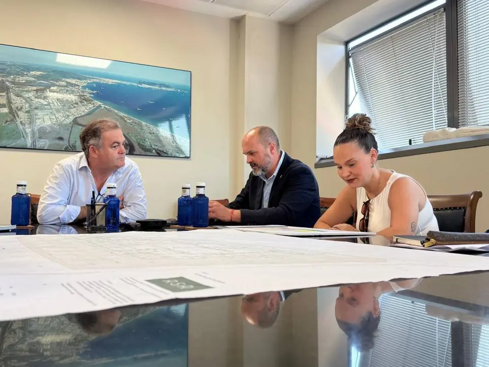 Miguel Alconchel y responsables municipales durante un encuentro sobre el proyecto residencial promovido por Guadacorte S.A