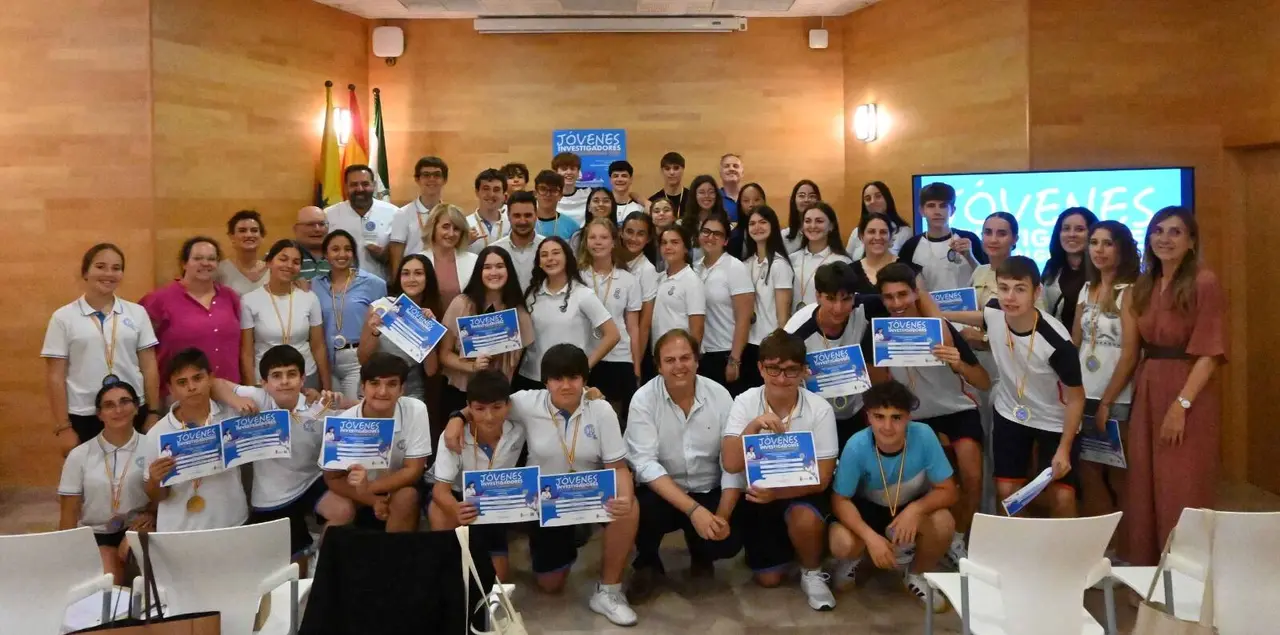 Autoridades municipales y estudiantes durante la entrega de premios del XI Certamen de J&oacute;venes Investigadores &ldquo;Ciudad de Algeciras&rdquo;