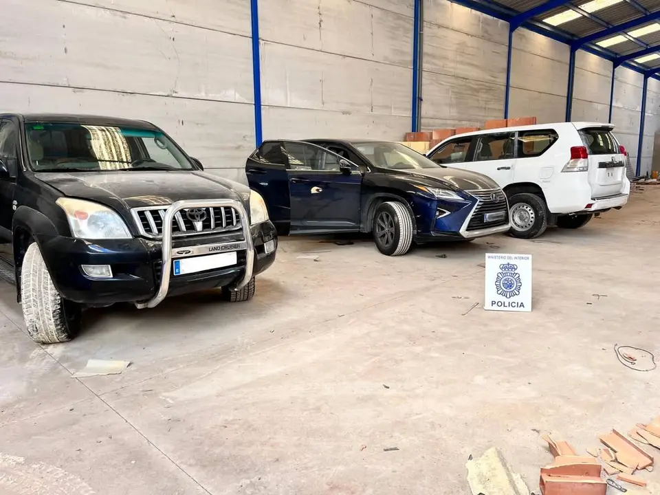 Los tres veh&iacute;culos recuperados por la Polic&iacute;a Nacional en una nave industrial de La L&iacute;nea