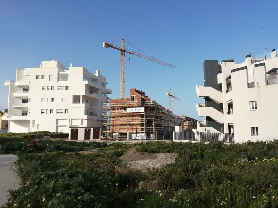 Imagen de varias promociones residenciales en construcci&oacute;n en el municipio de Tarifa