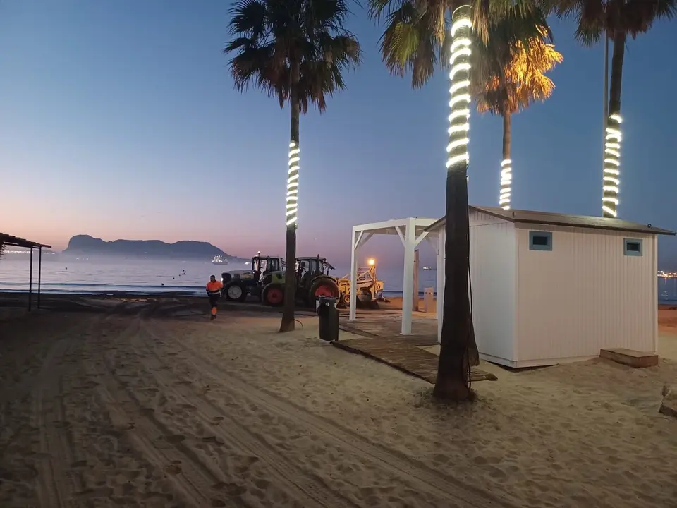 Maquinaria trabaja en la distribuci&oacute;n y nivelaci&oacute;n de la arena aportada a la playa de El Rinconcillo