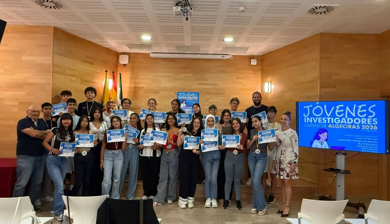 Estudiantes y autoridades durante la entrega de premios del XI Certamen de J&oacute;venes Investigadores Ciudad de Algeciras