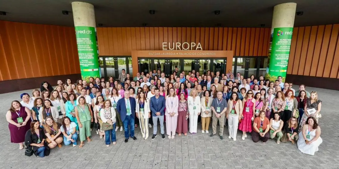 Representantes de destinos tur&iacute;sticos de toda Espa&ntilde;a durante el VIII Encuentro de Gestores de la Red DTI celebrado en Vitoria