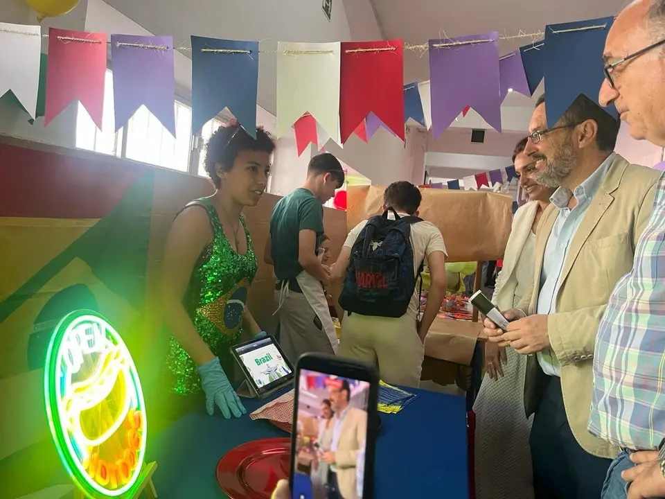 Alumnos del IES Mediterr&aacute;neo presentan sus proyectos empresariales durante la feria educativa