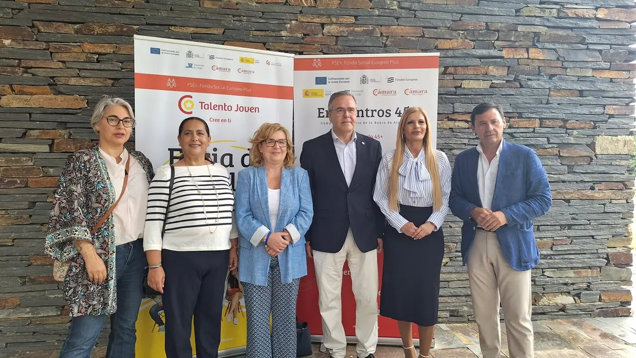 Autoridades y representantes institucionales durante la inauguraci&oacute;n de la X Feria de Empleo y el VI Encuentro 45+