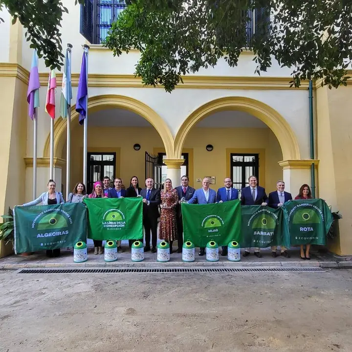 Contenedor de recogida de vidrio dentro de una campa&ntilde;a de reciclaje impulsada por Ecovidrio en municipios costeros