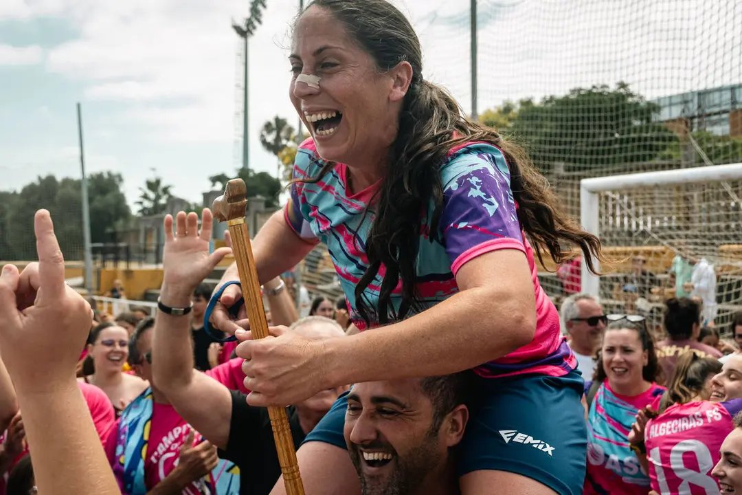 Las jugadoras del Algeciras FS femenino celebran el ascenso a Tercera RFEF tras superar al Lamiya de Huelva - FOTO: FJ Ben&iacute;tez