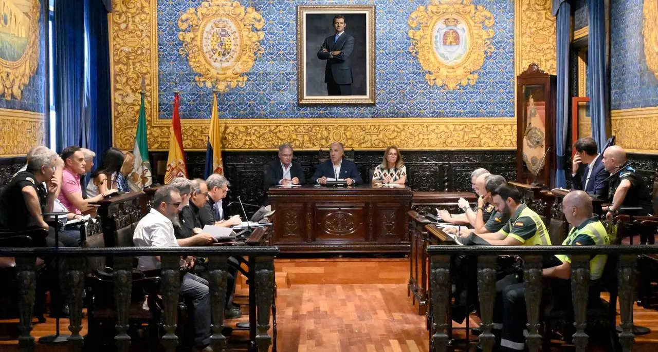 Representantes institucionales y de los cuerpos de seguridad durante la reuni&oacute;n de la Junta Local de Seguridad