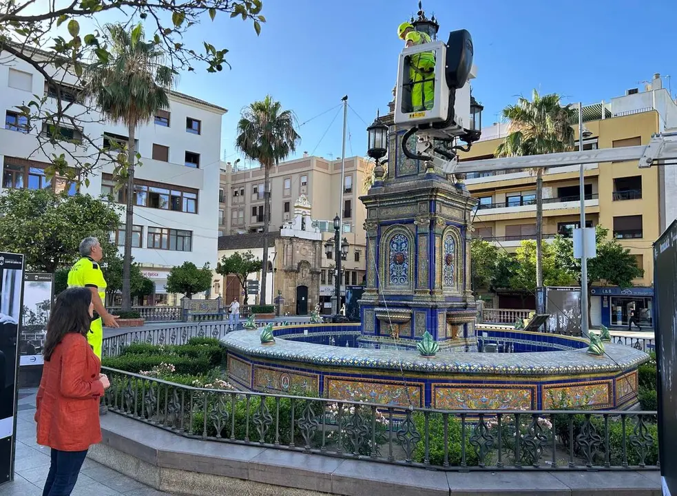 Trabajos de reposici&oacute;n del farol ornamental en la fuente central de la Plaza Alta de Algeciras