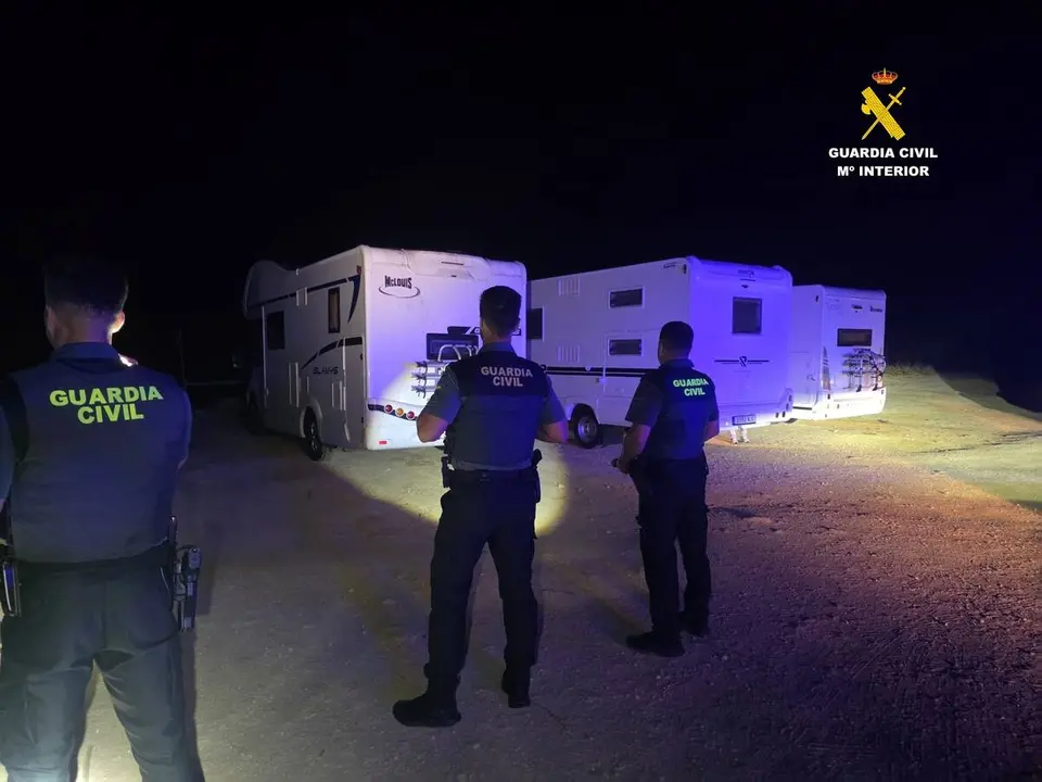 Agentes de la Guardia Civil durante el operativo de desalojo de autocaravanas en el paraje de Los Lances