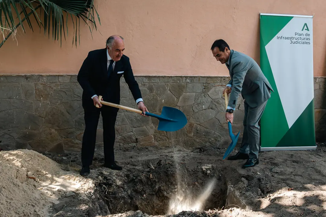 Acto de colocaci&oacute;n de la primera piedra de la futura Ciudad de la Justicia de Algeciras - FOTO: FJ Ben&iacute;tez